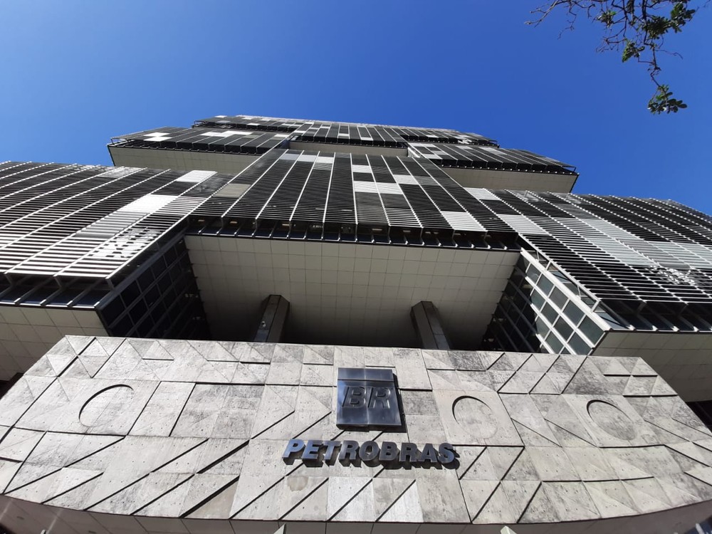 Mesmo com queda no pre�o do barril de petr�leo, Petrobras lucra R$ 110 bi em 2025