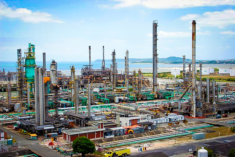 Privatização da RLAM já eleva preço da gasolina na Bahia