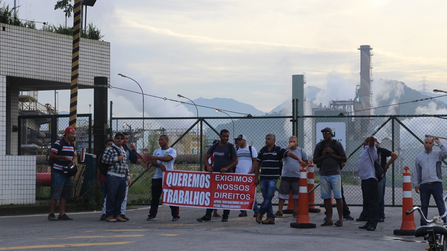 Contra rebaixamento de salrios e demisses em novos contratos, Petroleiros e terceirizados realizam protesto na RPBC