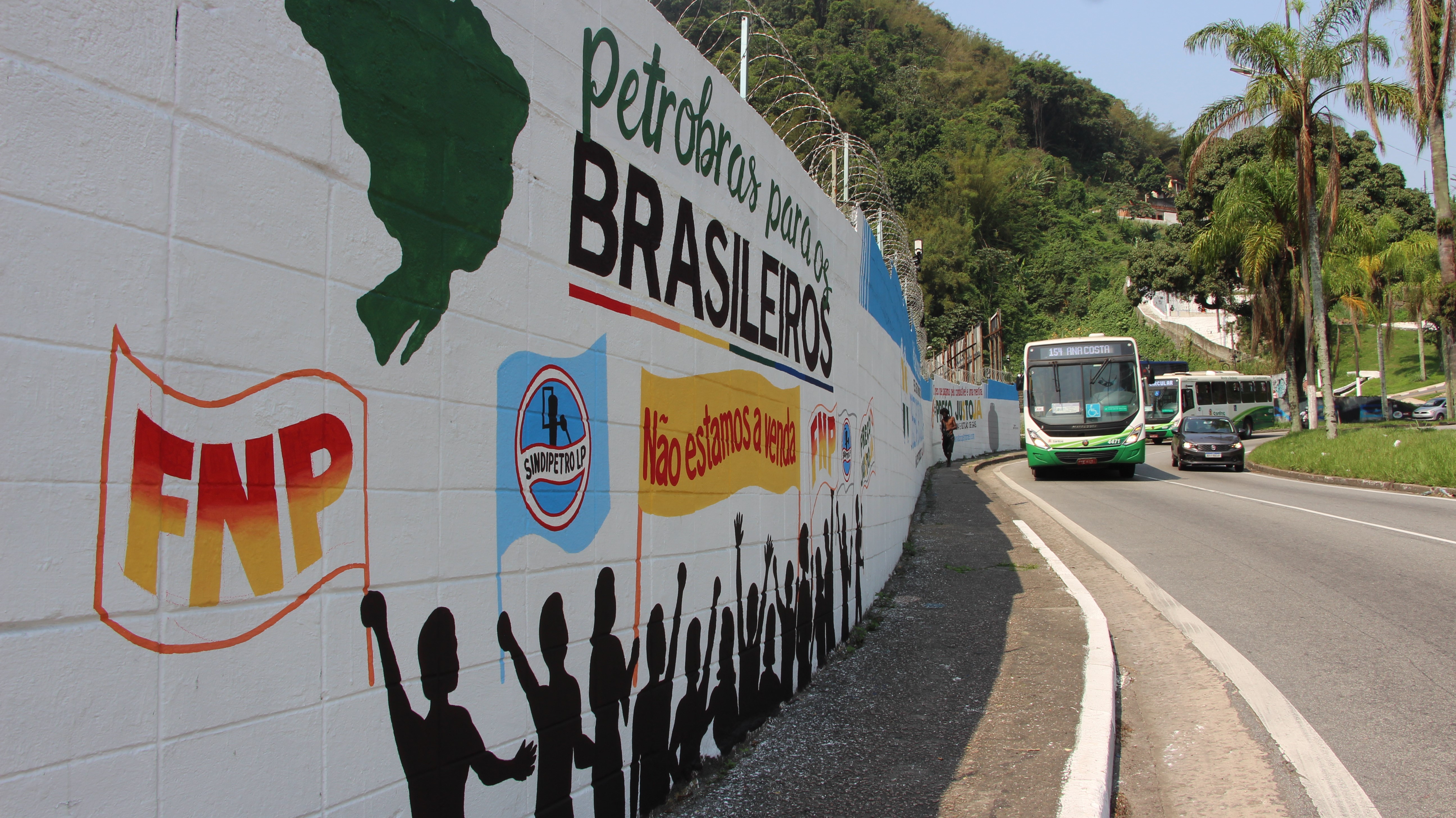 Nova arte no muro do estacionamento do Sindipetro-LP, em Santos, divulga o Observatrio Social da Petrobrs