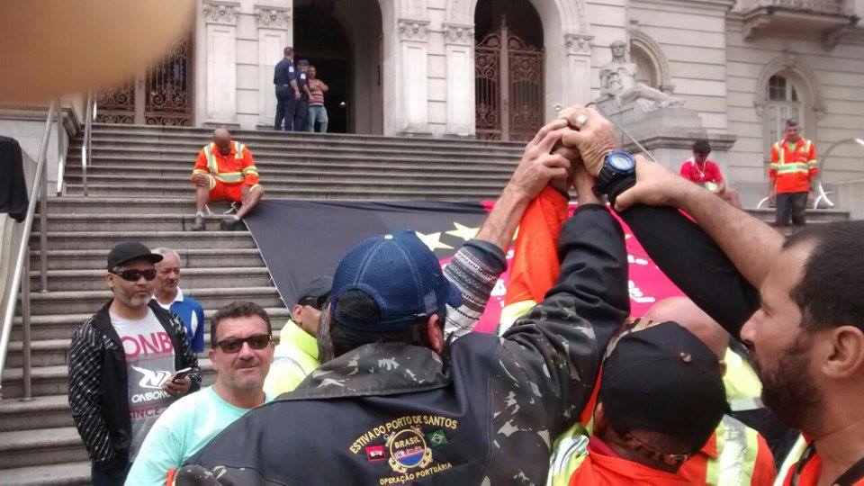 Pol�cia Federal det�m oito estivadores e PM guarda terminal da Libra