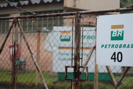 Após muita pressão, petroleiros terceirizados da Provac recebem salários atrasados e vale-alimentação 