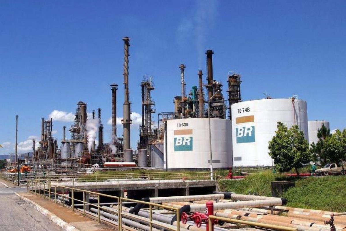Venda de refinarias afeta investimentos e fluxos positivos de caixa da Petrobrs