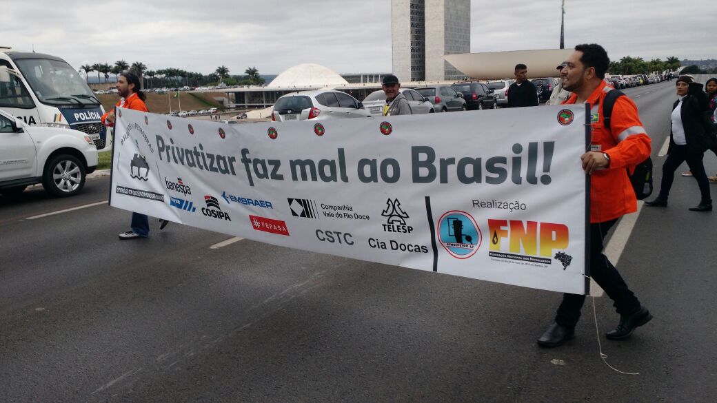 Sindipetro-LP participa de ato em defesa da Petrobrs em Braslia