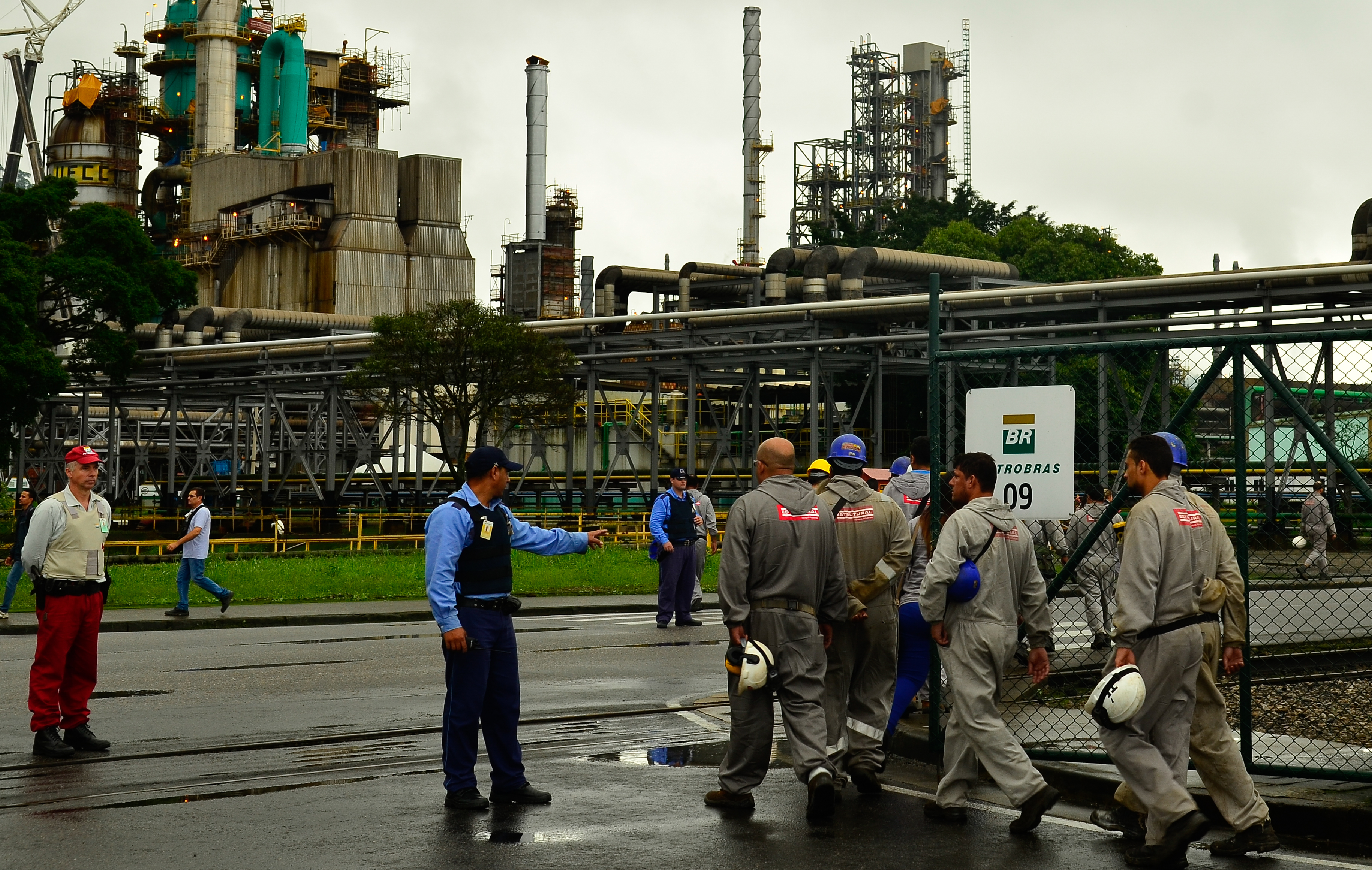 Cerca de 5 mil operrios entram em greve no polo industrial de Cubato