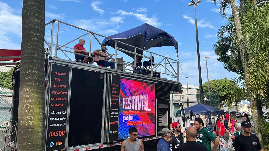 Festival Cultura pela Democracia reúne artistas e centenas de pessoas no bairro da Aparecida, em Santos