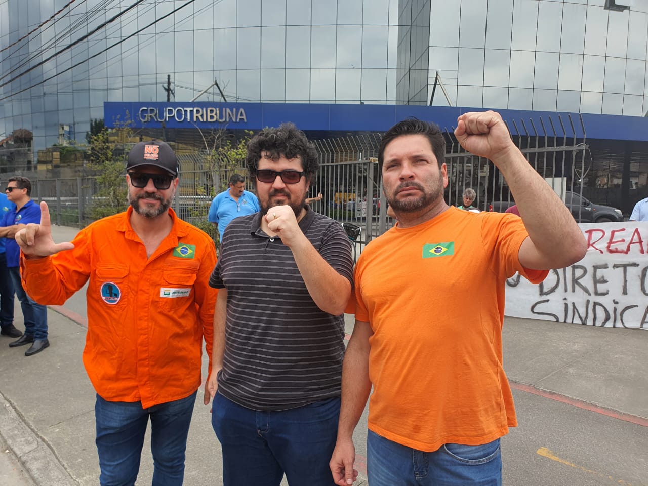 Sindipetro-LP participa de ato contra demisso de dirigente sindical pelo Grupo A Tribuna em campanha salarial