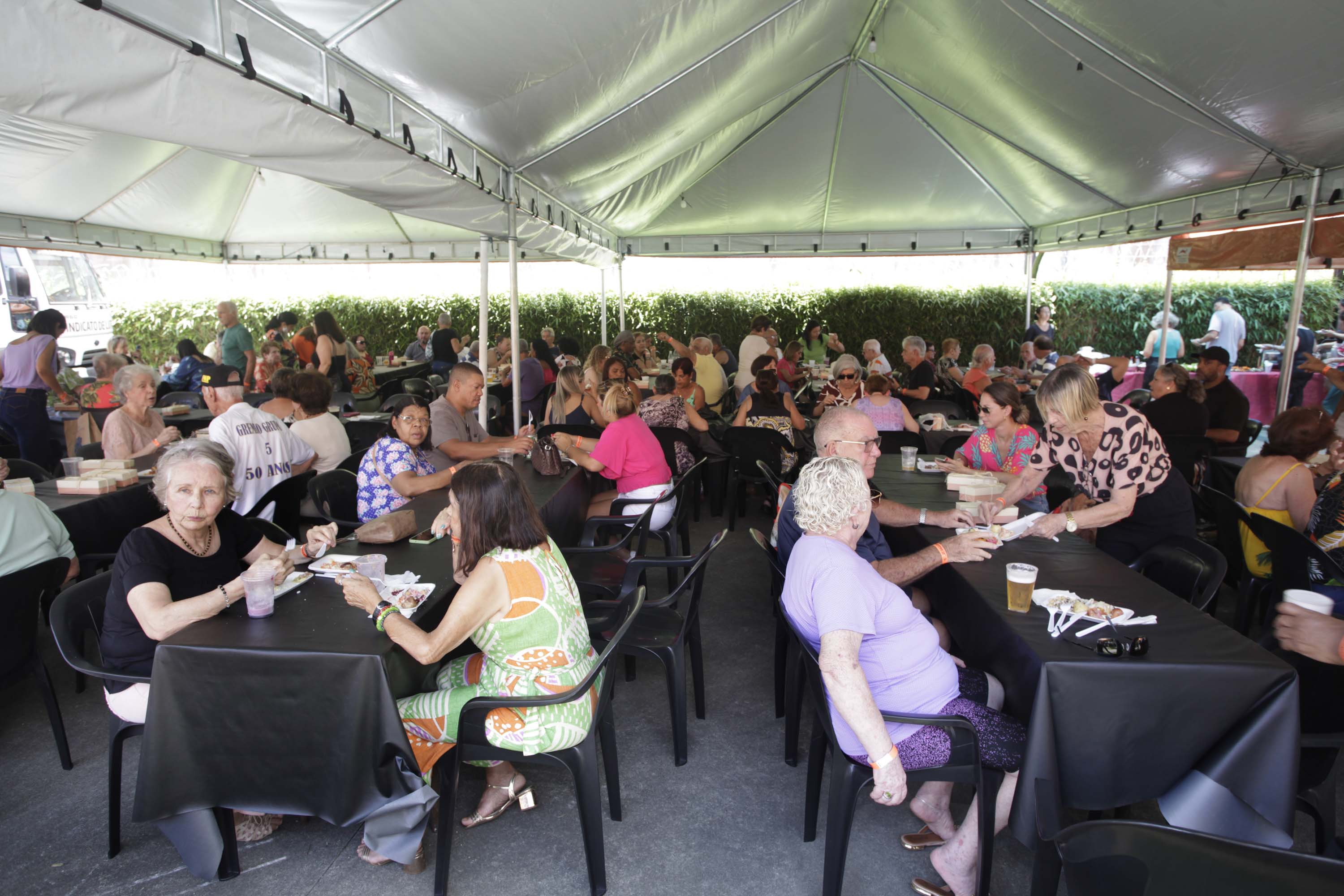 Cerca de mil pessoas participam da festa em comemorao aos 64 anos de fundao do Sindipetro-LP