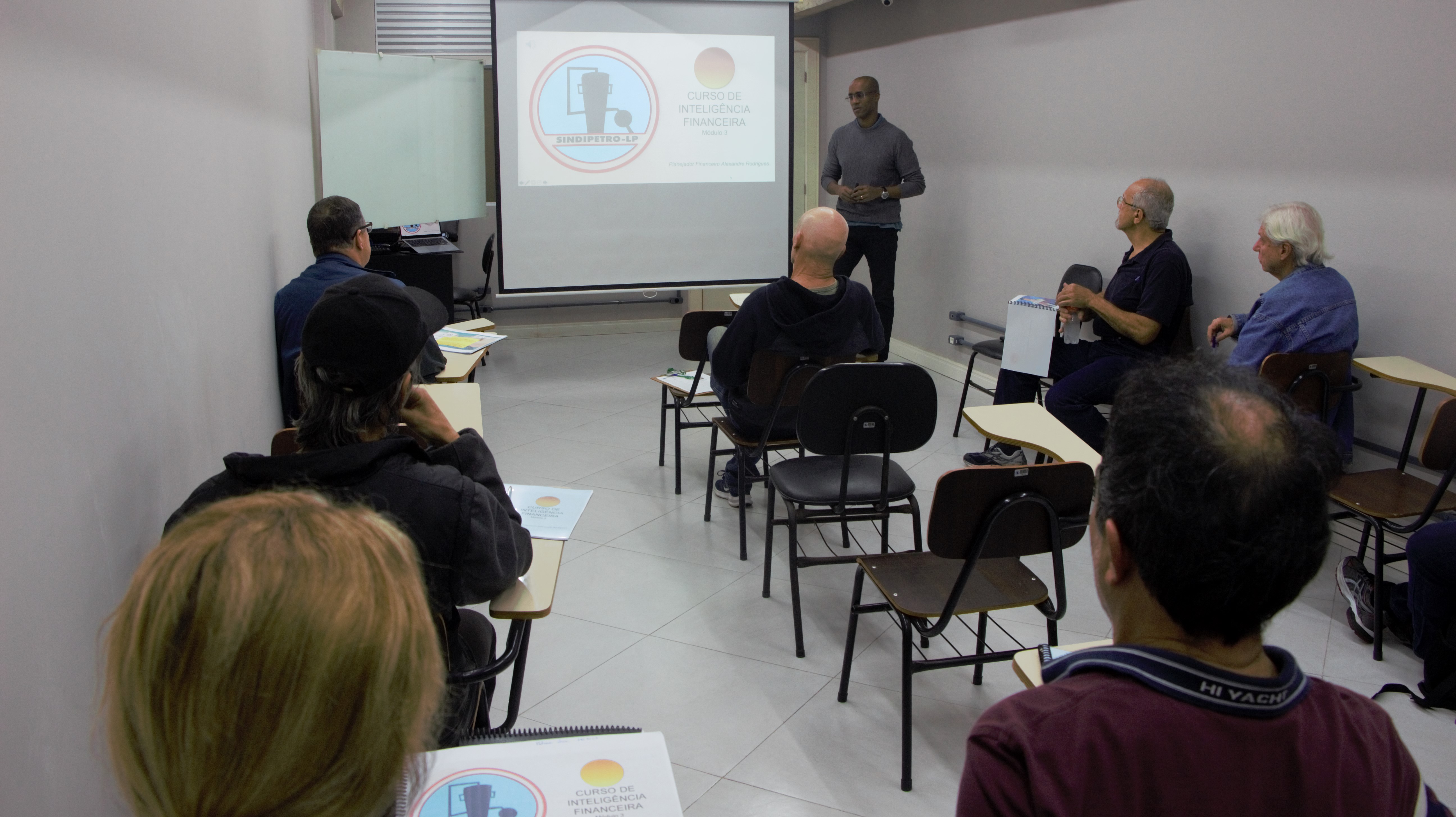 Primeira turma conclui o curso de Inteligncia Financeira, promovida pelo Sindipetro Litoral Paulista