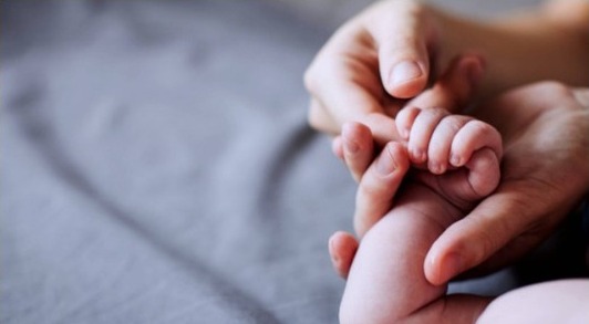Aps pedido da Federao Nacional dos Petroleiros, Petrobrs concede licena maternidade para mes no gestantes