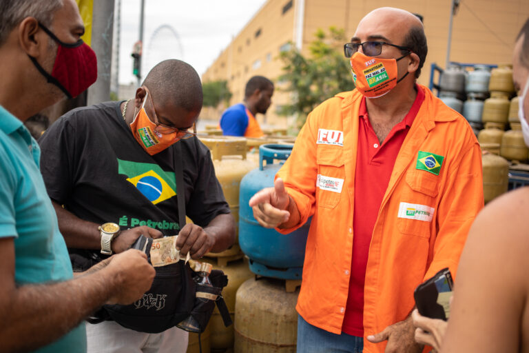 Aps trs anos de luta, Alessandro Trindade tem demisso revertida e  reintegrado ao Sistema Petrobrs