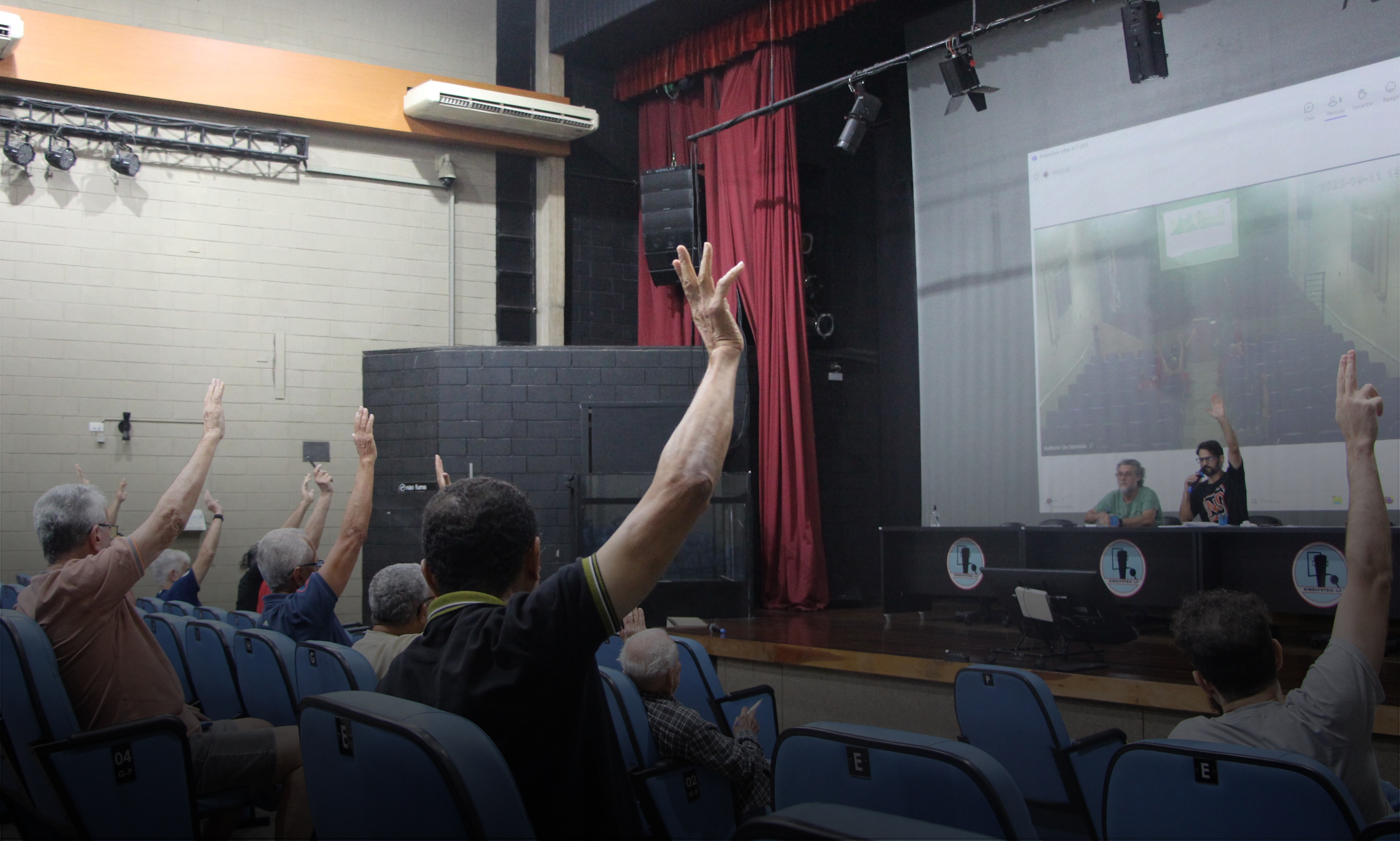 Categoria petroleira aprova estado de greve e paralisaes diante de impasse com a Petrobrs