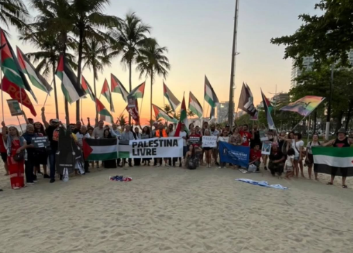 Ato na Praa das Bandeiras, em Santos, denuncia sequestro de ativistas brasileiros da Global Sumud Flotilla