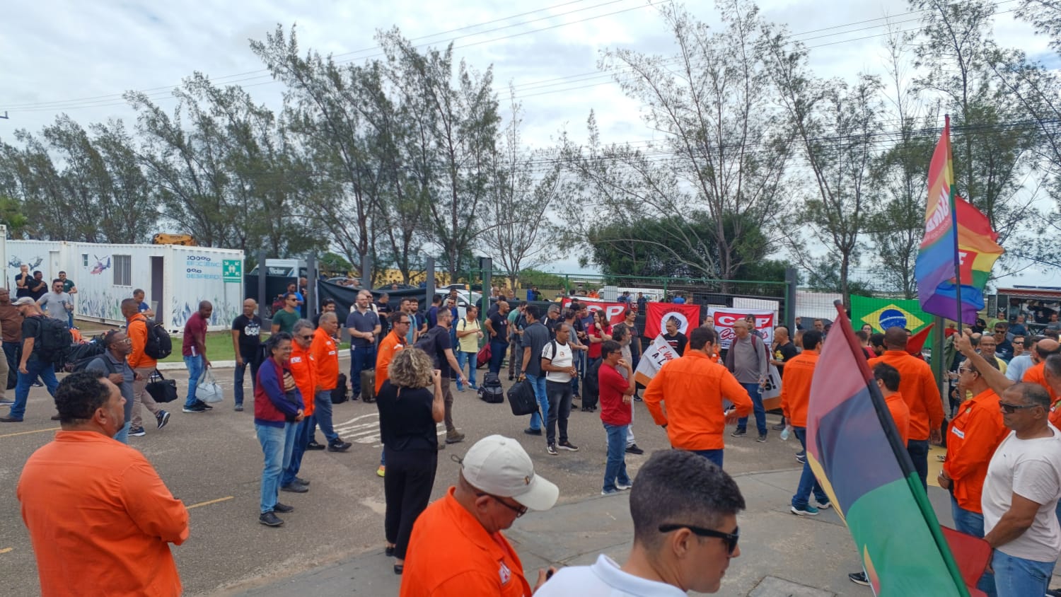 Petroleiros realizam mobiliza��o no heliporto de Farol de S�o Tom� por um ACT digno