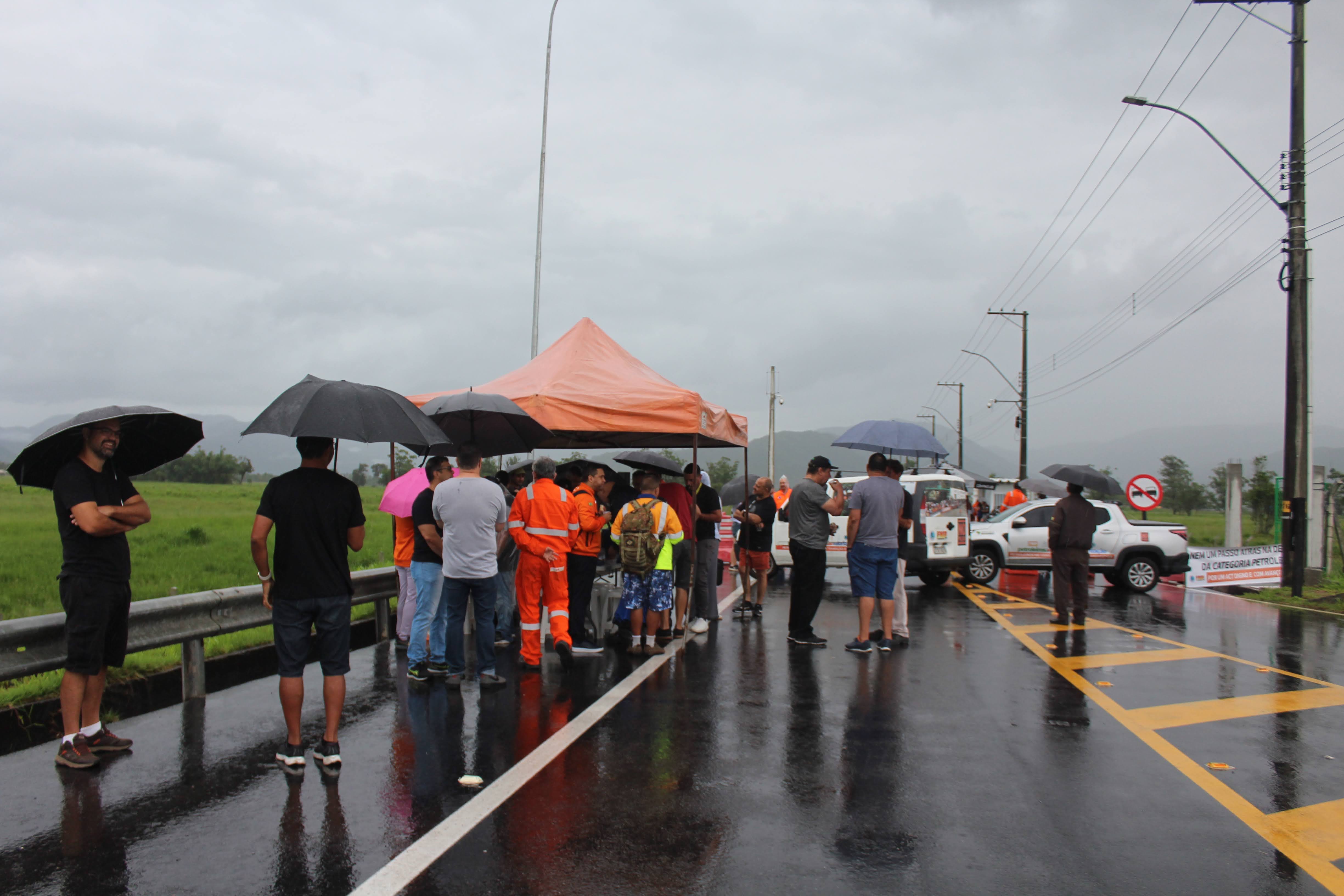 Pr�-sal parado e embarques travados: greve dos petroleiros atinge patamar hist�rico no 3� dia