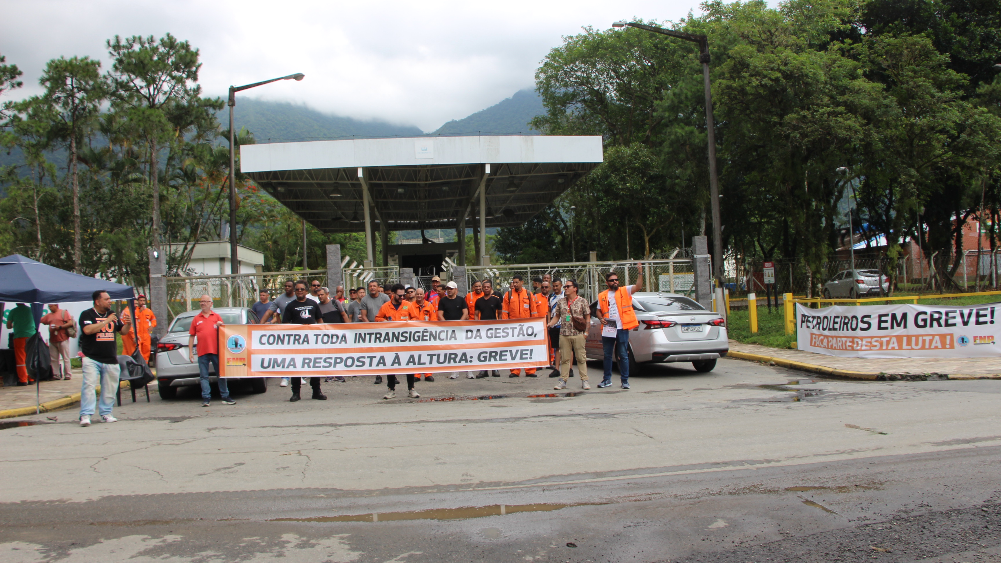 Greve petroleira entra no quinto dia no Litoral Paulista com tranca�o em Pil�es e mobiliza��o em todas as bases