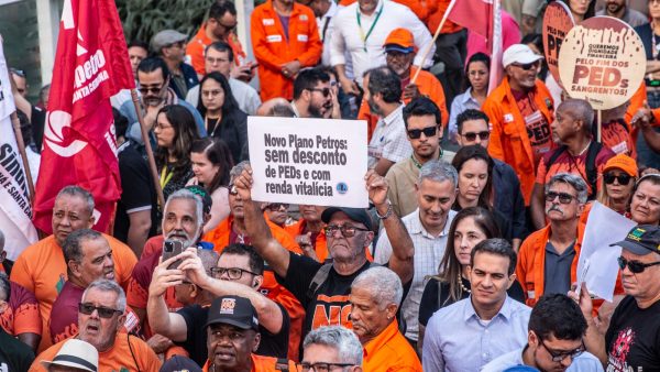 Categoria petroleira vai às ruas para cobrar solução definitiva para os PEDs da Petros e Plano de Cargos digno