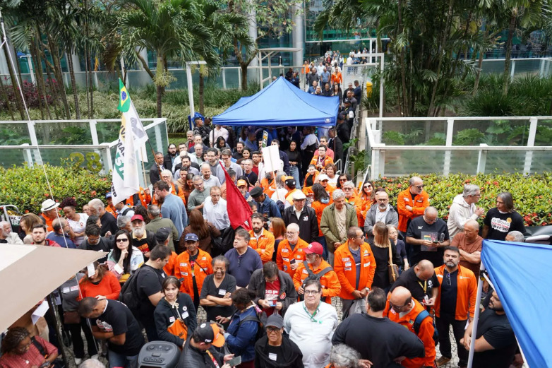 “Magda, menos acionistas, mais ativos, aposentados e pensionistas” – petroleiros realizam ato nacional