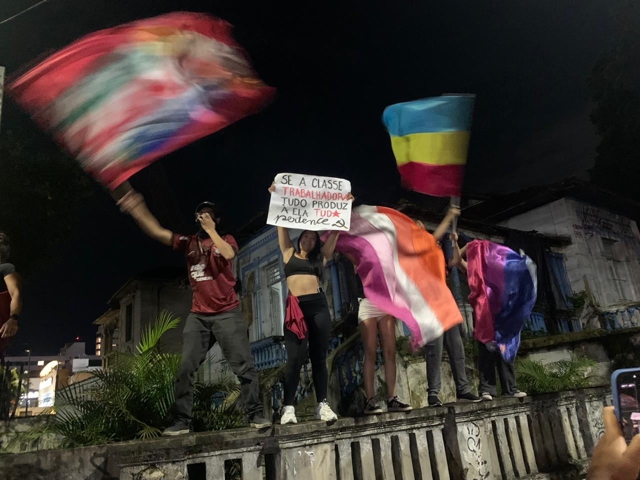Caminhada Vira Voto re�ne milhares em Santos em defesa da democracia e pela reelei��o de Lula