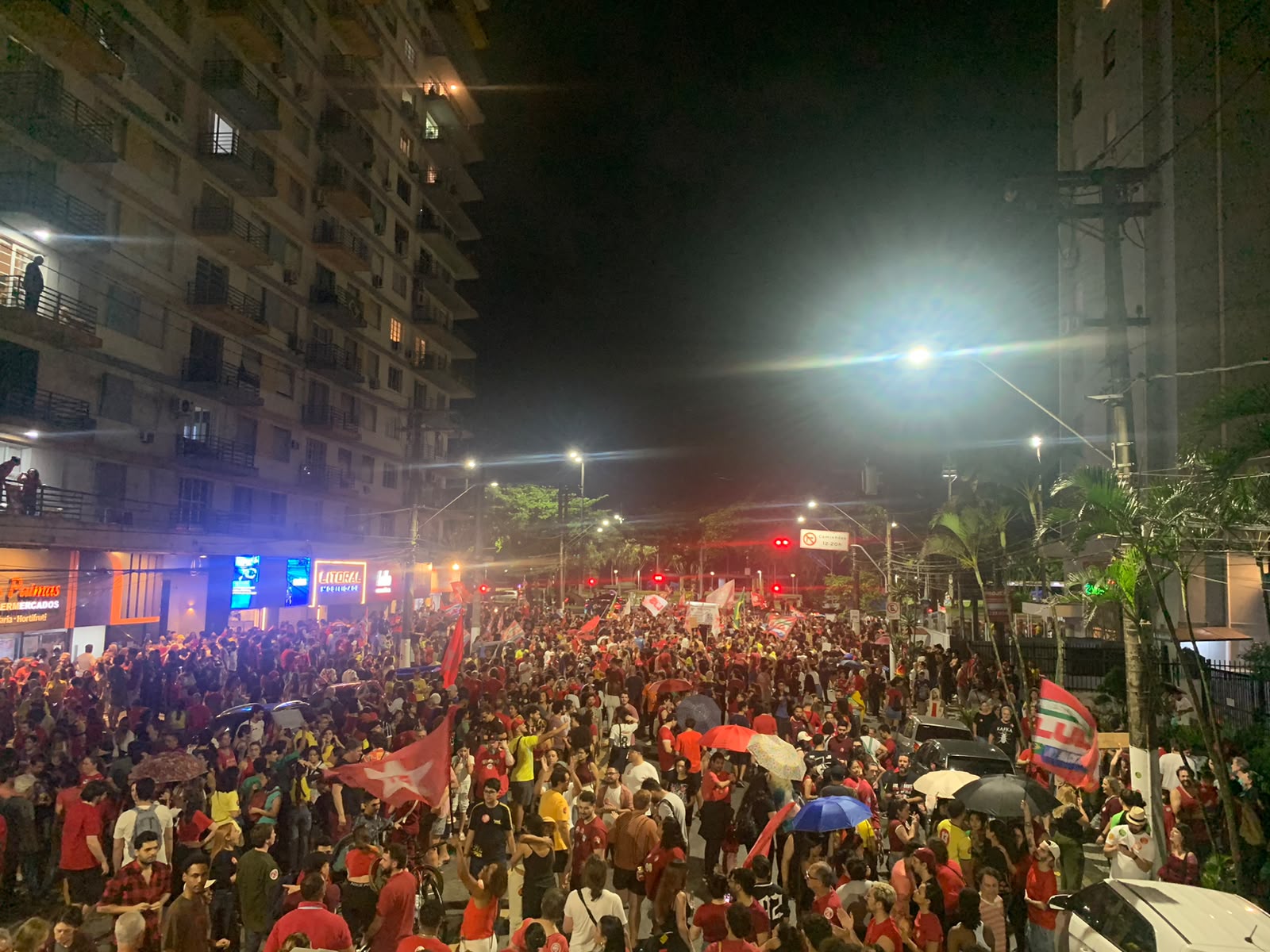 Em Santos, ATO "BOTA PRA VIRAR" REÚNE MULTIDÃO EM DEFESA DA DEMOCRACIA E DOS DIREITOS DA CLASSE TRABALHADORA