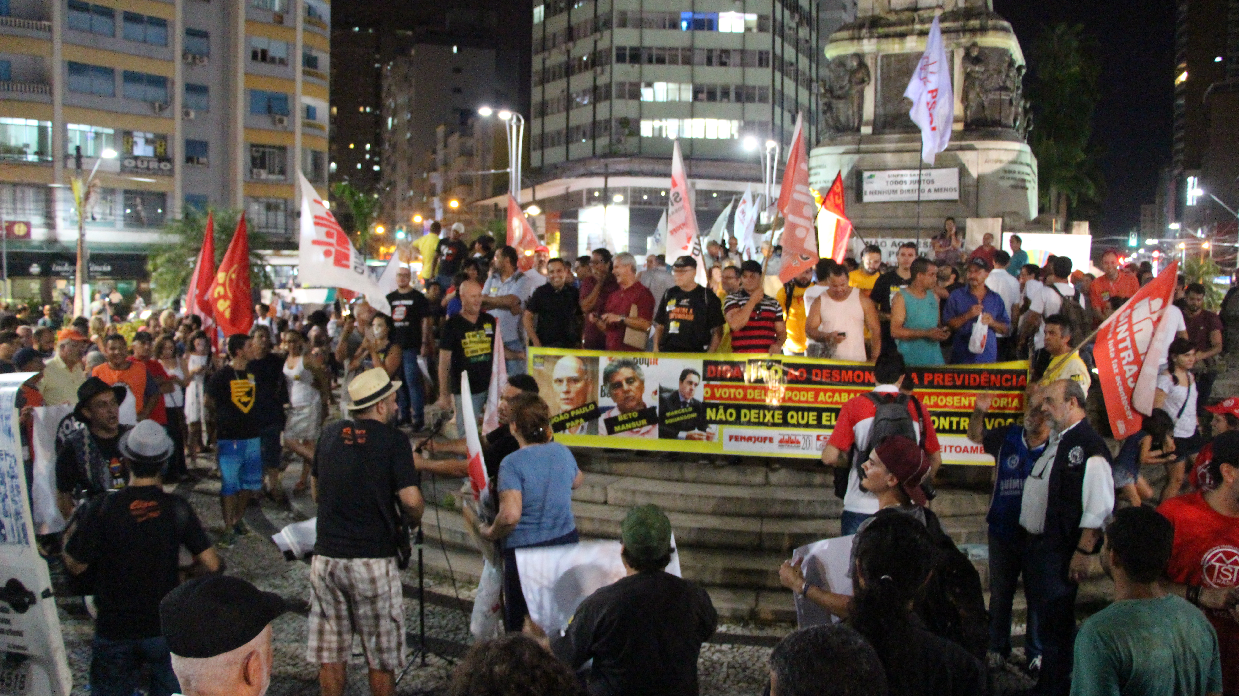 Centenas de pessoas participam de Ato Pblico contra a Reforma da Previdncia em Santos
