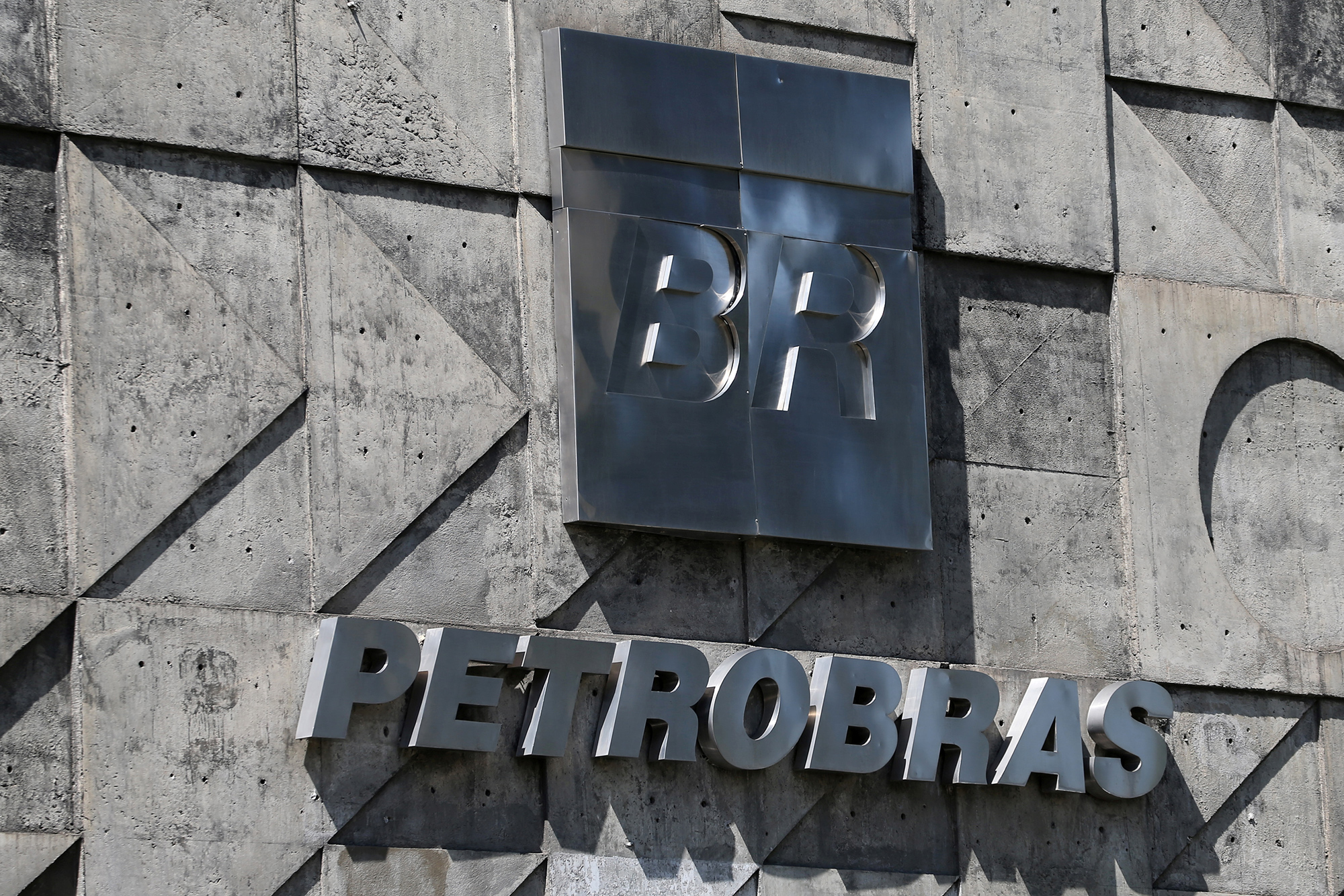 Petrobrs vai na contramo das petroleiras