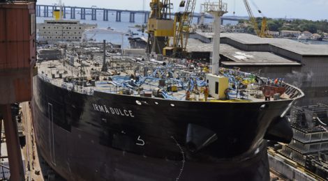 Marcando o triste fim dos navios da Transpetro, petroleiro afunda parcialmente no estaleiro Mau