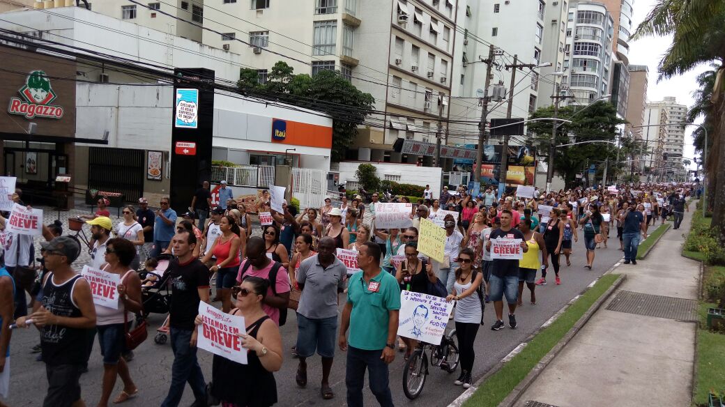 Petroleiros participam de passeata em apoio  greve dos Servidores Pblicos de Santos