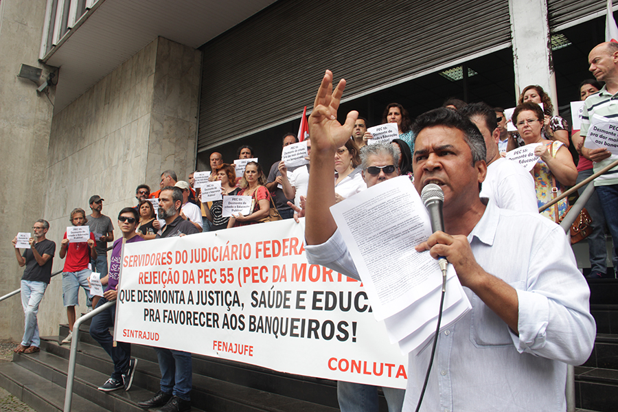 Frente Sindical Classista participa de ato do Sintrajud no Centro de Santos