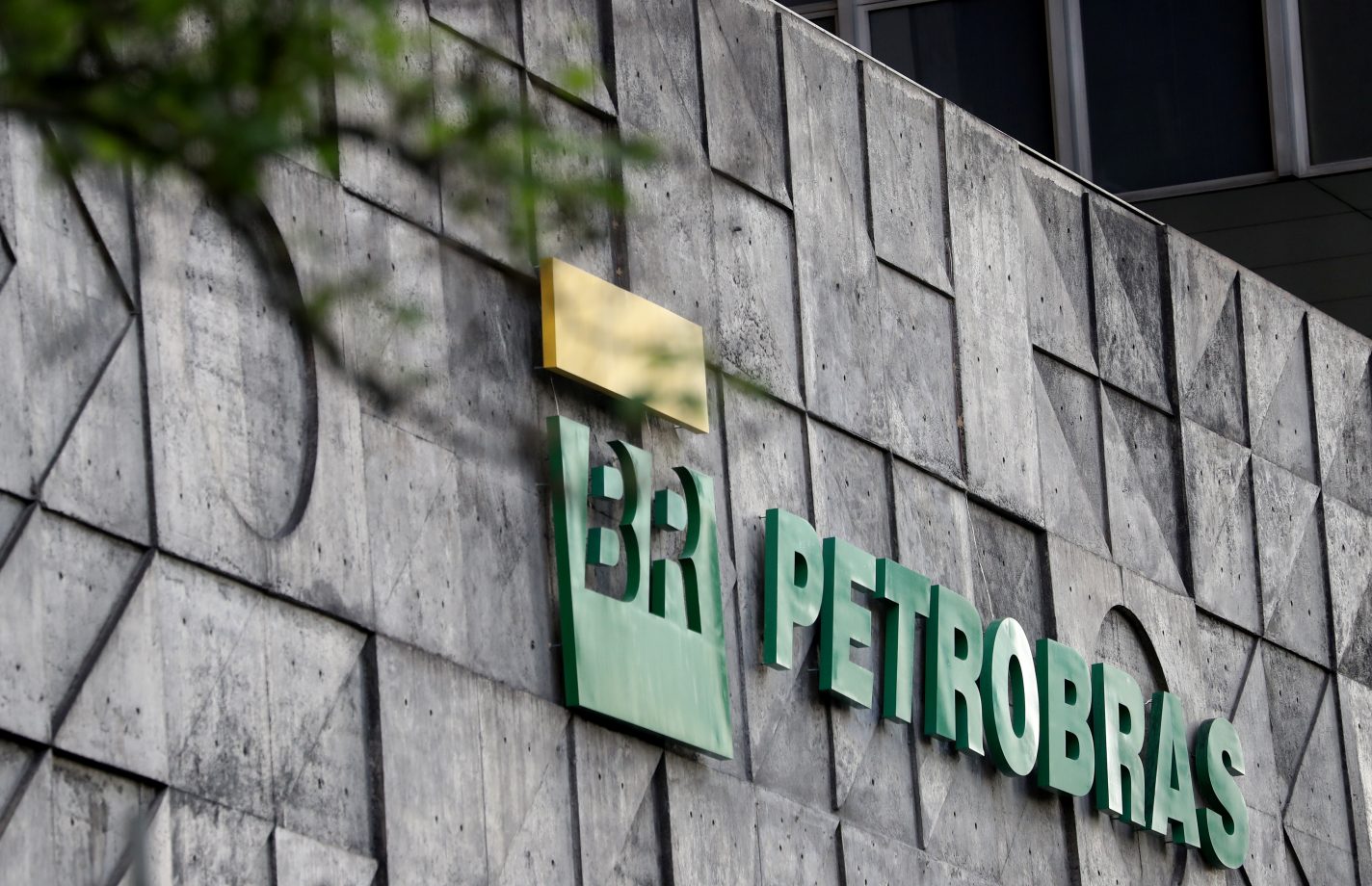 Petrobrs estuda cortar 25% dos cargos gerenciais