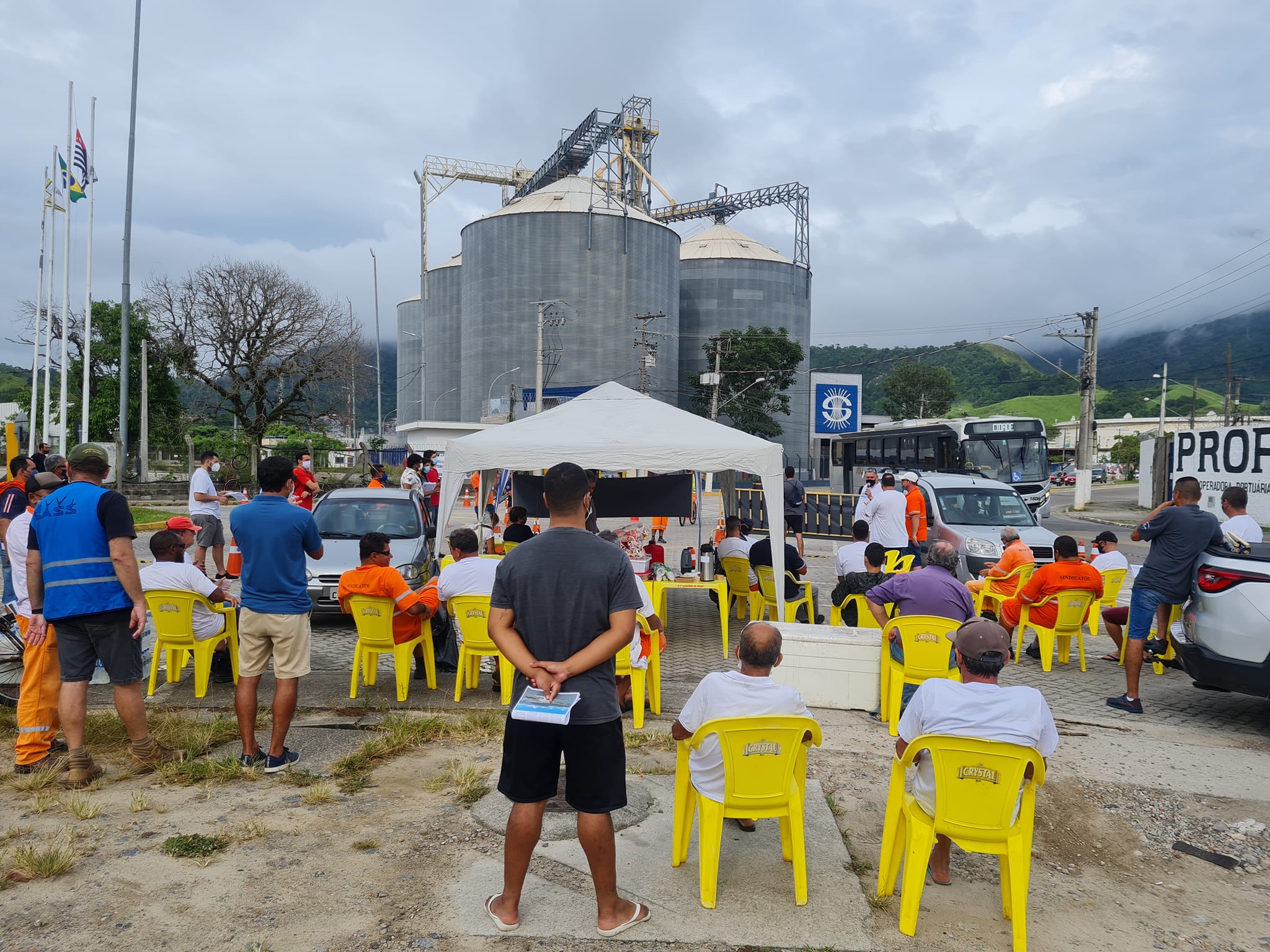Contra a privatizao, porturios de So Sebastio param as atividades e petroleiros apoiam a luta