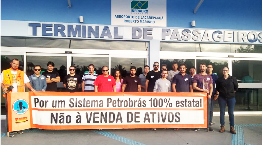 Petroleiros fazem atrasos no aeroporto de Jacarepagu, contra venda de refinarias