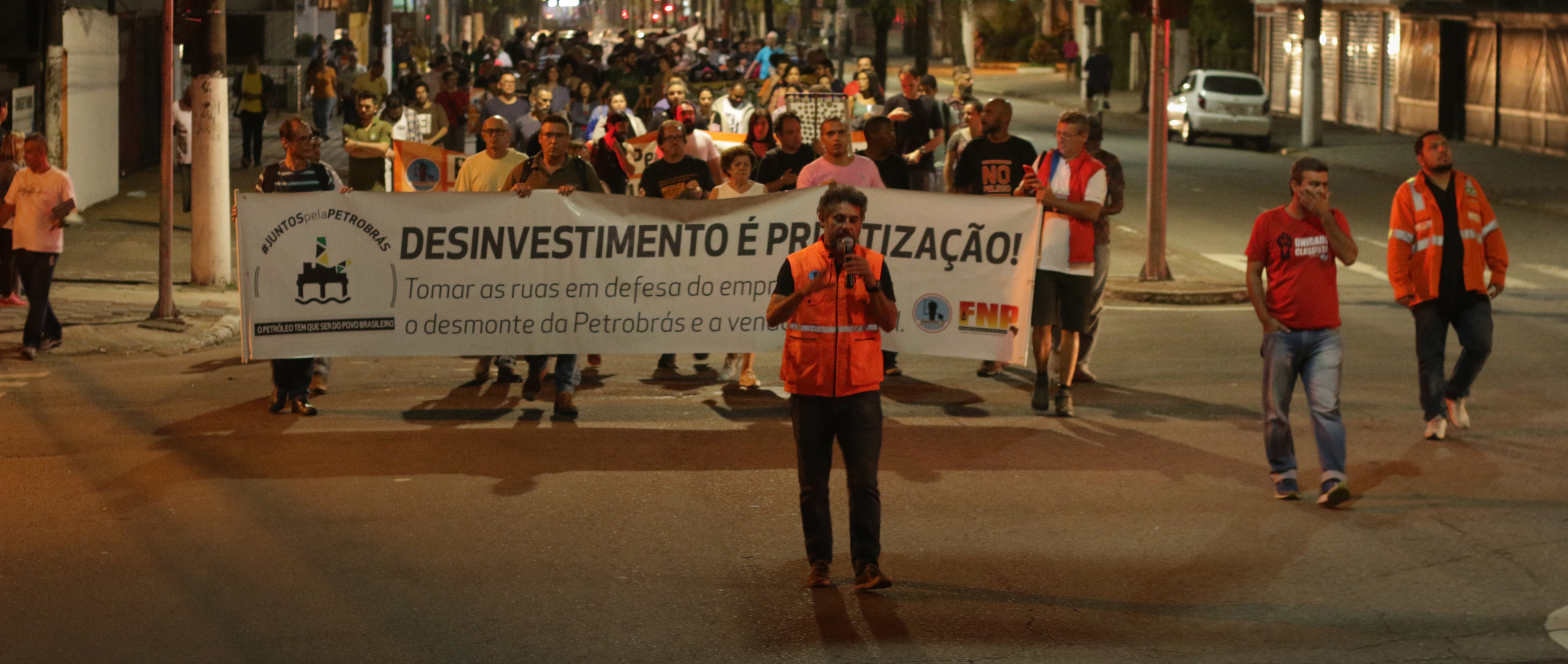 Greve de petroleiros no Litoral Paulista  suspensa com passeata em Santos