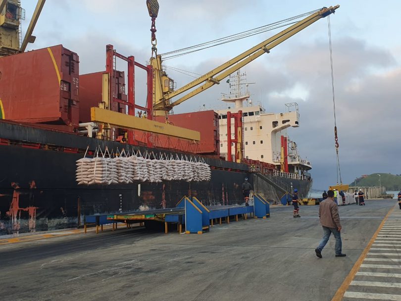 Portuários realizam ato contra privatização do porto de São Sebastião com apoio dos petroleiros do LP