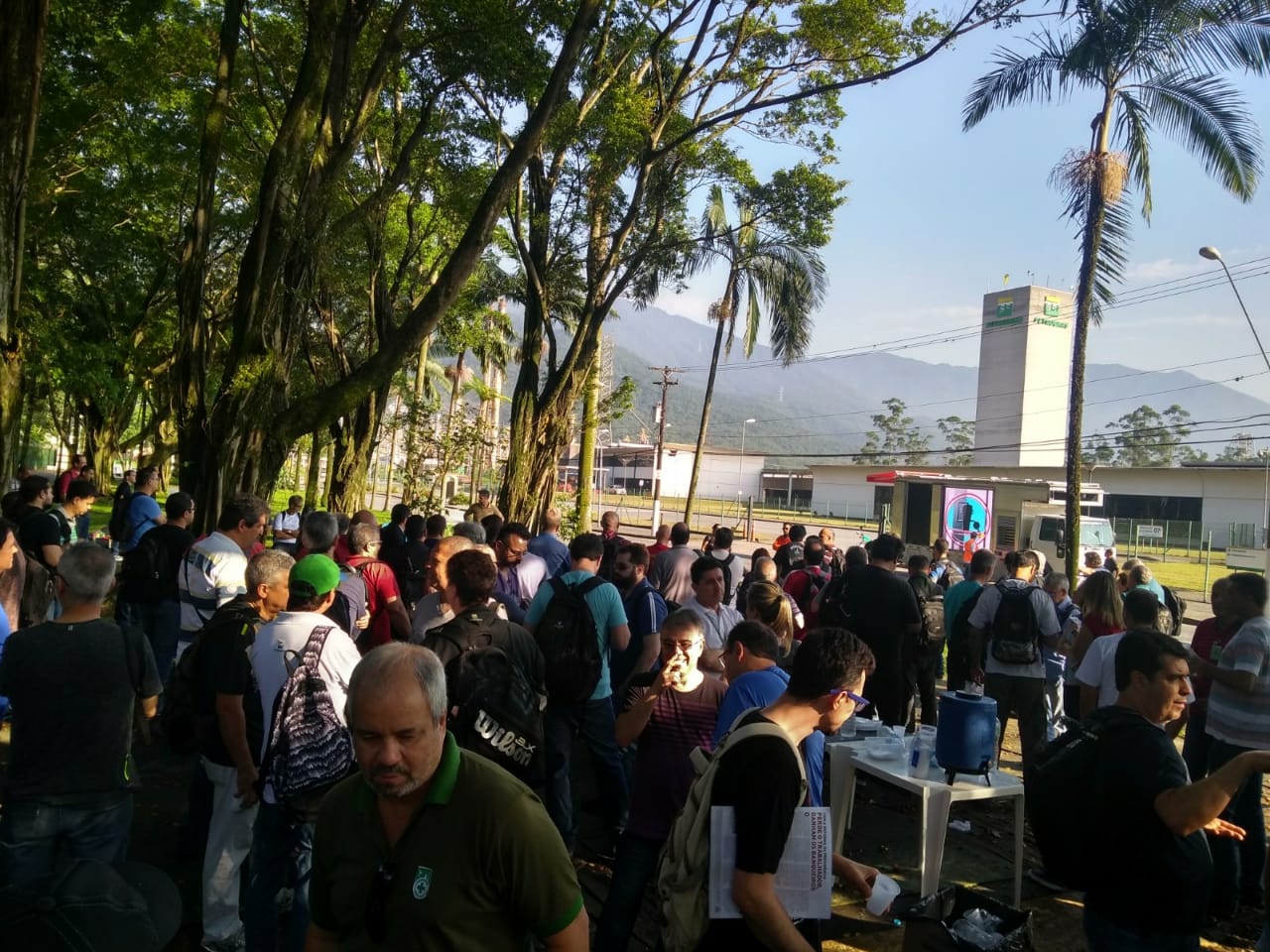 Sindipetro-LP realiza atraso contra irregularidades no laboratrio da RPBC