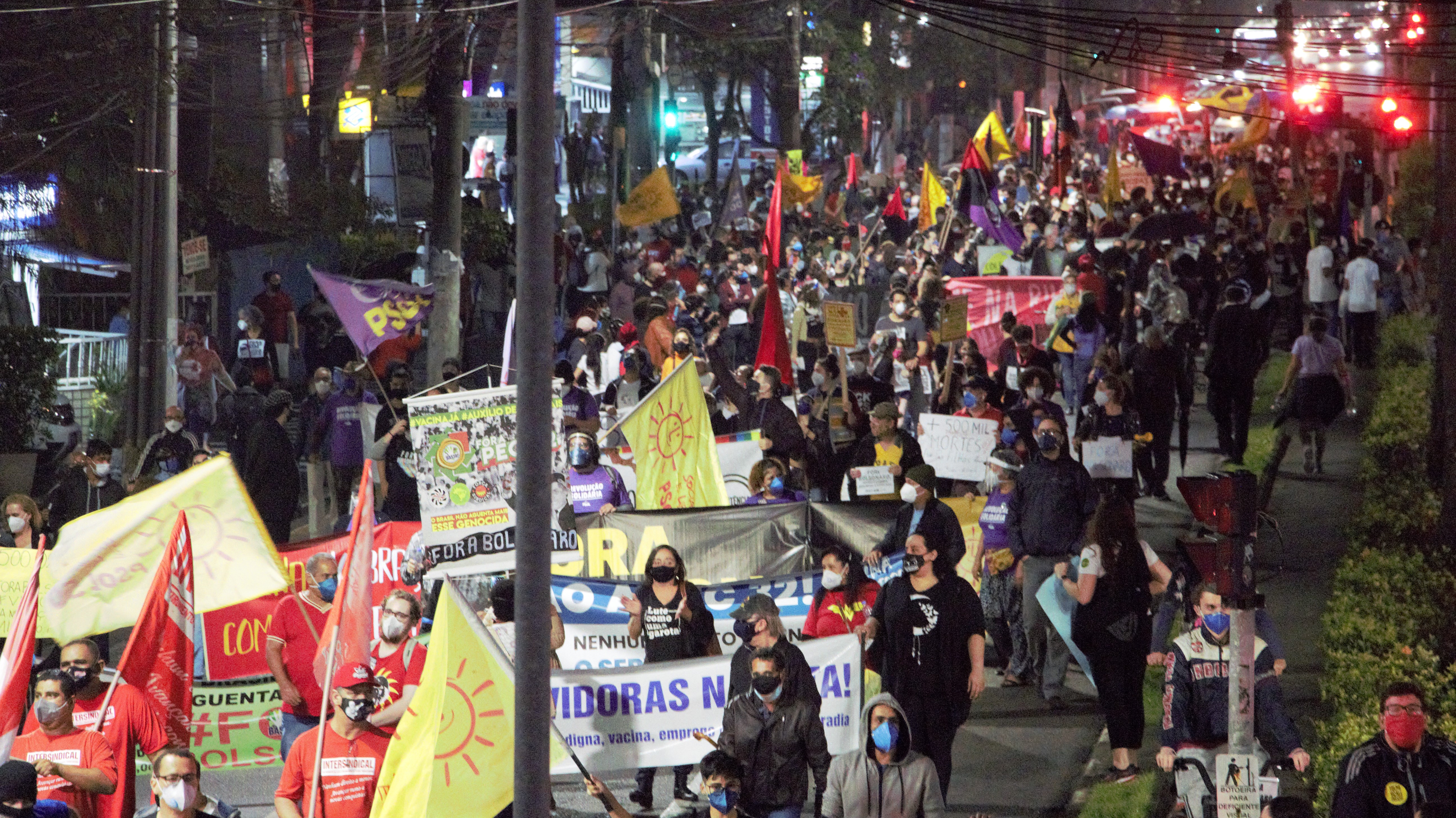 19J leva milhares s ruas de Santos contra Bolsonaro, por vacina no brao e comida no prato!