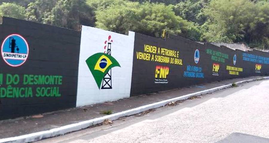 Muro de estacionamento do Sindipetro-LP ganha novo grafite em defesa da Petrobrs