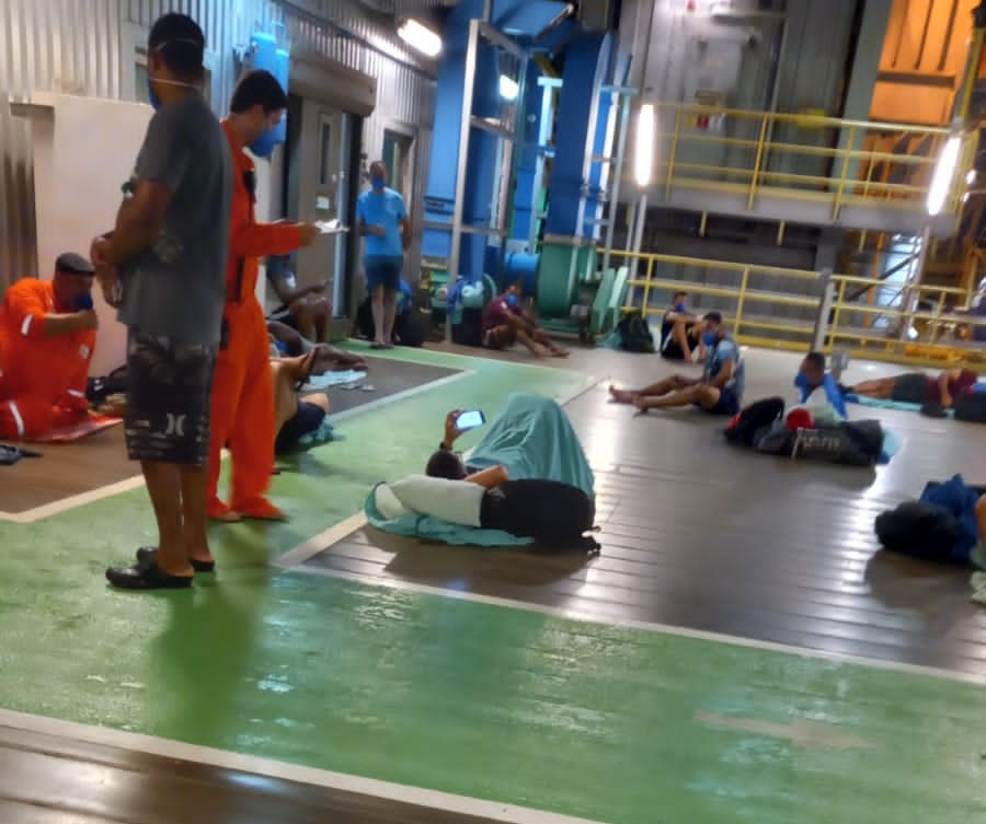 Trabalhadores dormem no chão da P-52 enquanto Petrobrás transforma plataformas em covidários