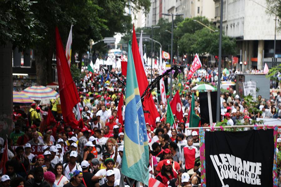 Em defesa do patrimnio pblico, mais de 10 mil pessoas participam de mobilizao no Rio