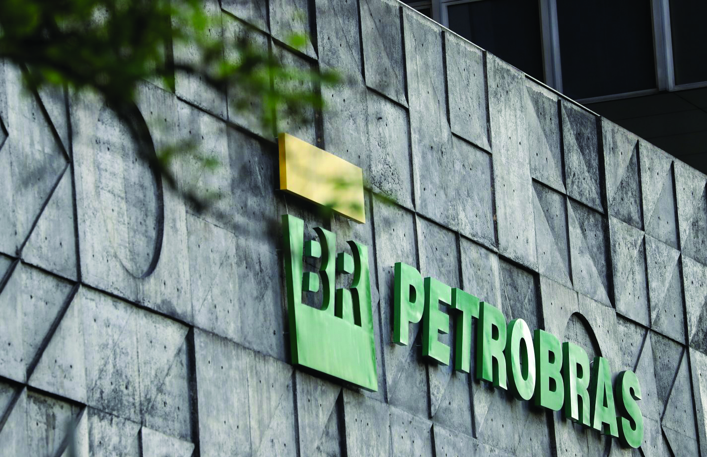 Terceirizadas da Petrobrs vo  Justia cobrar gastos com a pandemia