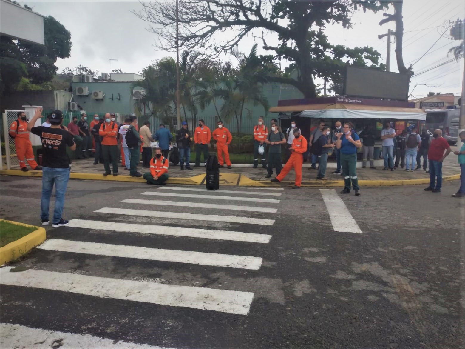 Petroleiros realizam ato em apoio a greve dos terceirizados da Limpid, em São Sebastião