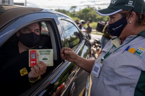 Ação solidária vende gasolina a R$ 4,40 por litro para motoristas e entregadores por aplicativo