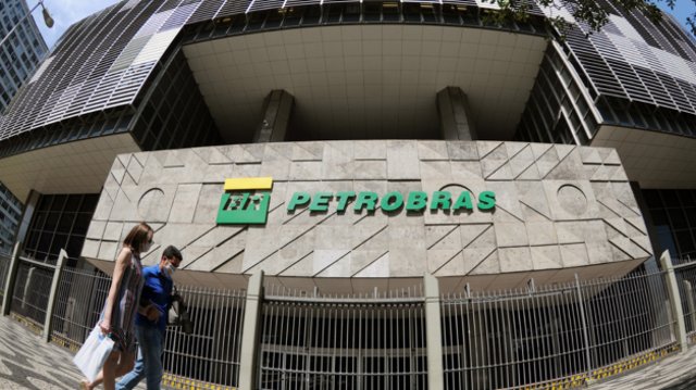 Bolsonaro reafirma que quer se livrar da Petrobrs, e gasolina atinge o maior valor do sculo