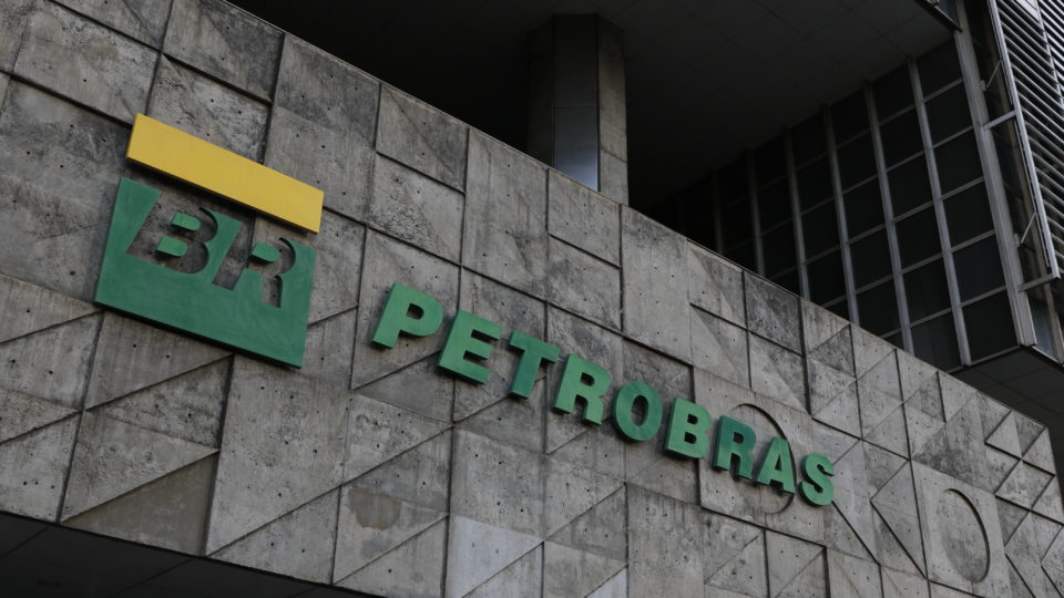 Governo estuda desestatizao da Petrobrs com venda de aes do BNDES, dizem agncias