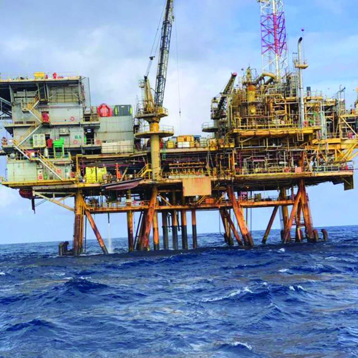 Gestão da UN-BS ignora petroleiros da Plataforma de Merluza e impõe escalas de trabalho extenuantes 
