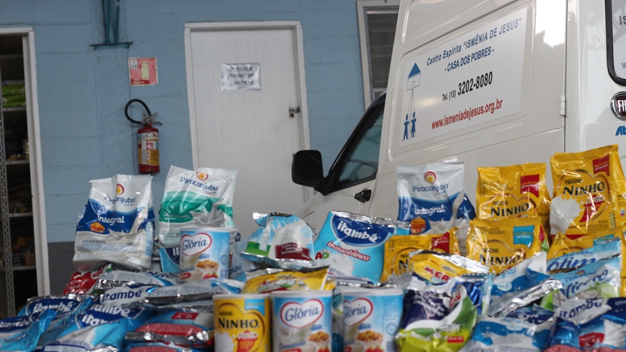 Sindipetro-LP e Fundacentro entregam doaes de leite e alimentos ao Centro Esprita Ismnia de Jesus