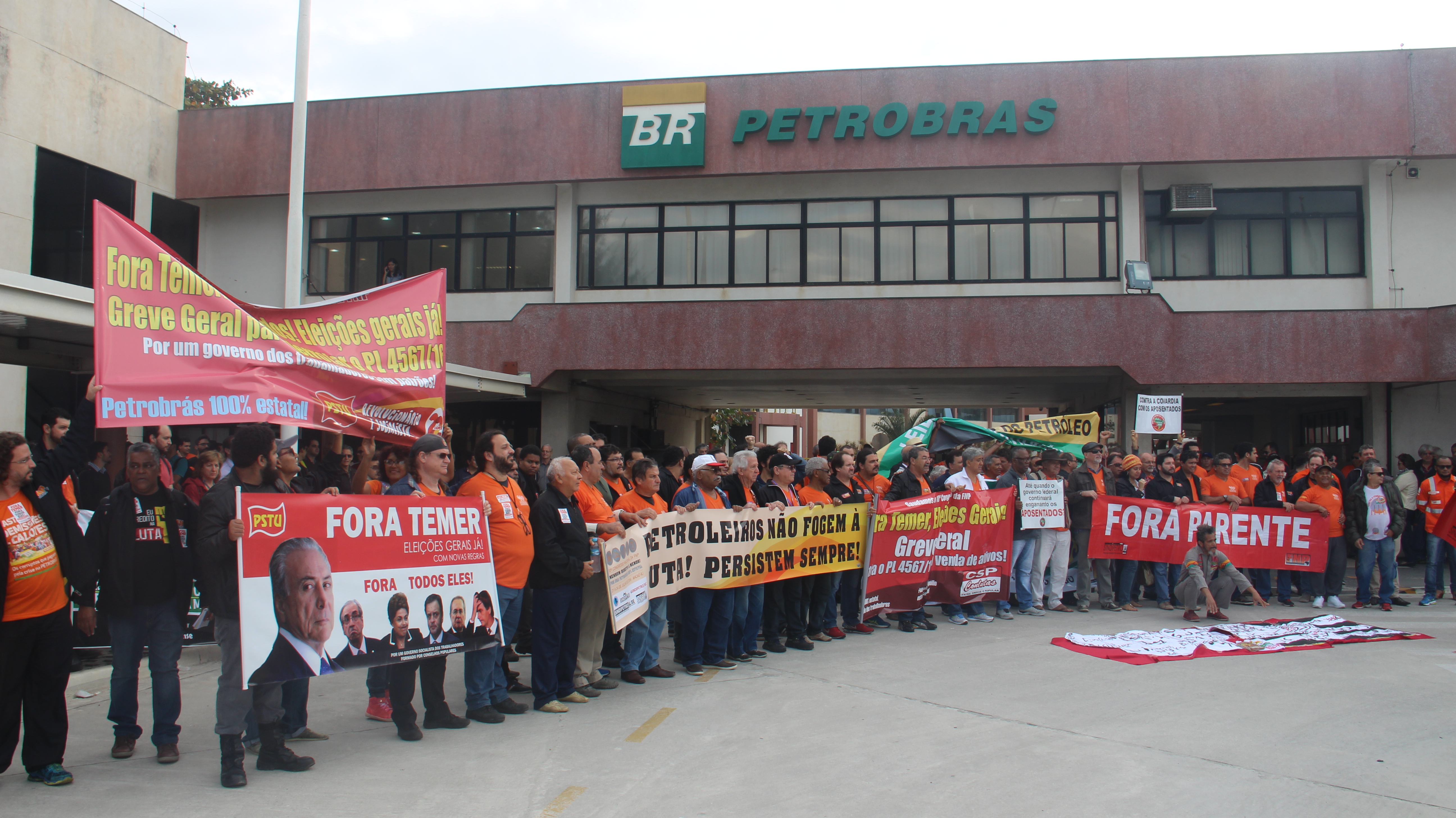 Contra entrega do pr-sal e venda de ativos, FNP realiza ato em Maca (RJ)