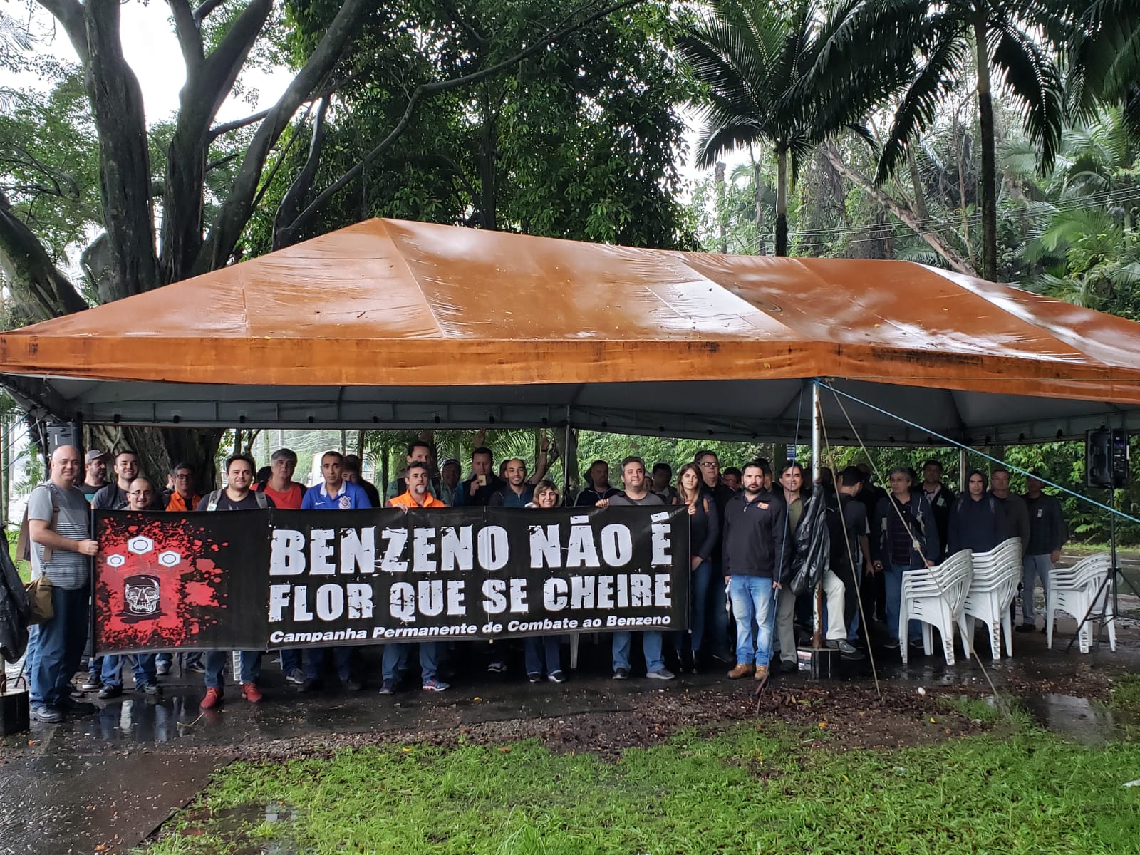Trabalhadores da RPBC comeam semana com atraso em aluso ao Dia Nacional de Luta Contra o Benzeno