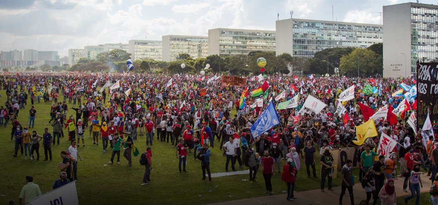 Ato em Braslia resiste  represso e mobiliza mais de 100 mil.  hora de uma nova Greve Geral! Agora, de 48 horas!