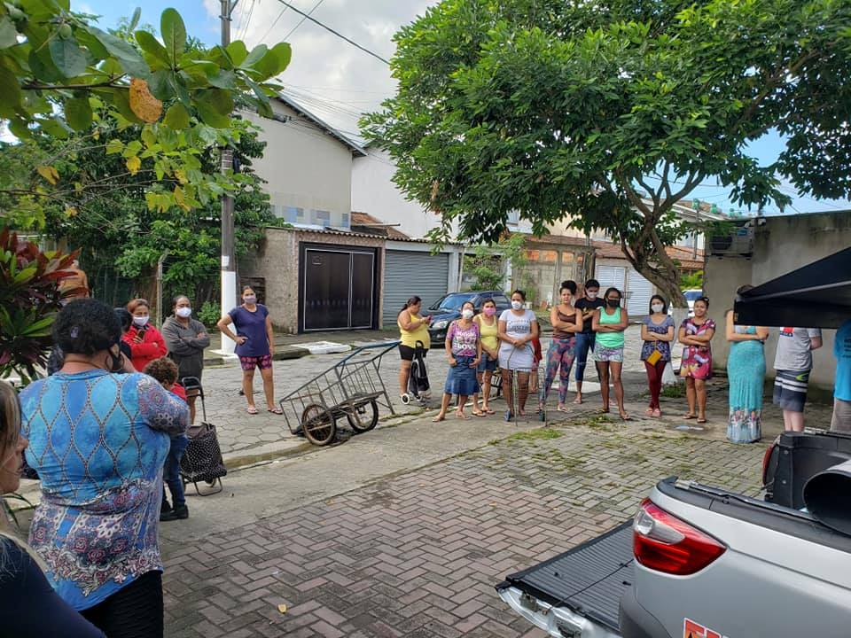 Campanha de arrecadao de alimentos beneficia famlias do Bolso 9, em Cubato